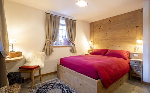 Chalet Ralon: Møbel, Indretning, Træ, Loft, Værelse, Gulvbelægning, Etage, Seng, Belysning, Soveværelse