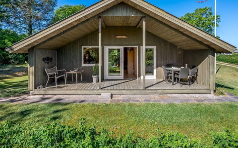 Godwin - 800M from the Sea: Sommerhus, Hjem, Hus, Tag, Hårdttræ, Estate, Dør, Sidespor, Garden Bygninger, Planke