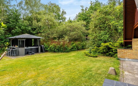 Kaija - from the Sea: Busk, Have, Land Lot, Sommerhus, Bunddække, Lawn, Skygge, Backyard, Landscaping, Gård