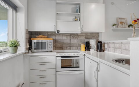 Enwald - 100M from the Sea: Køkken Apparat, Køkken, Countertop, Større Bandage, Cabinetry, Husholdningsapparat, Indretning, Gulvbelægning, Loft, Møbel