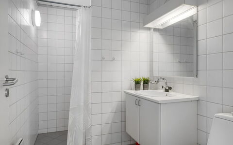 Enwald - 100M from the Sea: Væg, Gulvbelægning, Etage, Indretning, Sanitærarmatur, Loft, Vvs, Håndvask, Badeværelse, Kompositmateriale