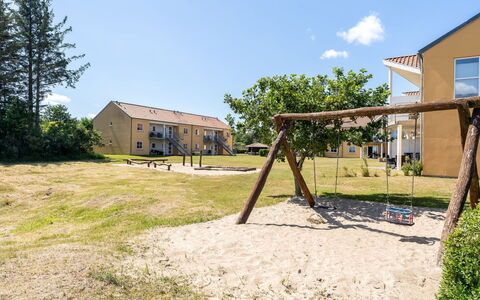 Enwald - 100M from the Sea: Himmel, Lawn, Estate, Skygge, Gård, Backyard, Parkere, Stuehus