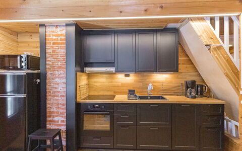 Veramukka B1: Træ, Køkken, Gulvbelægning, Indretning, Etage, Møbel, Countertop, Køkken Apparat, Cabinetry, Værelse