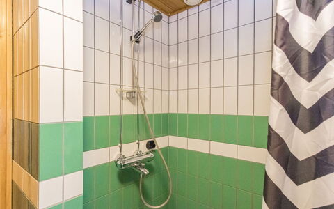 Veramukka B1: Gulvbelægning, Sanitærarmatur, Etage, Badeværelse, Indretning, Vvs, Flise, Bruser, Tap, Toilet