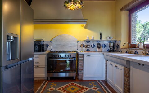 Villa Santa Barbara: Indretning, Køkken, Gulvbelægning, Væg, Møbel, Countertop, Træ, Loft, Køkken Apparat, Etage