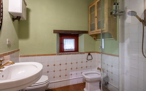 Villa Santa Barbara: Badeværelse, Sanitærarmatur, Badeværelsesvask, Væg, Indretning, Håndvask, Gulvbelægning, Toiletbræt, Toilet, Tap