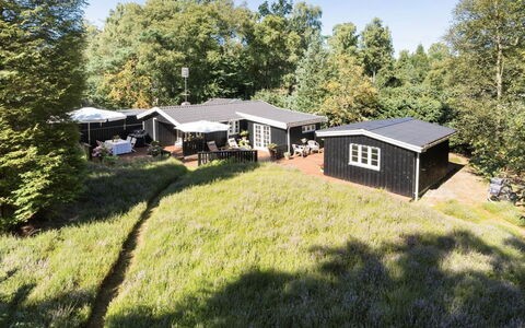 Ami - 850M from the Sea: Træ, Græs, Hus, Hjem, Tag, Sommerhus, Boligområde, Busk, Land Lot