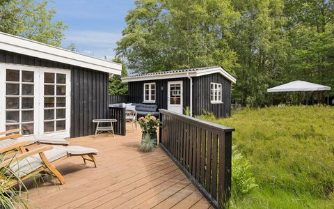 Ami - 850M from the Sea: Træ, Hjem, Sommerhus, Have, Veranda, Hårdttræ, Dæk, Backyard, Skygge, Gård