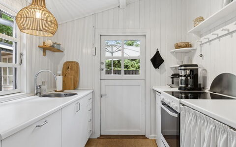 Ami - 850M from the Sea: Loft, Indretning, Køkken, Countertop, Cabinetry, Lysarmatur, Husholdningsapparat, Stueplante, Tap, Sanitærarmatur