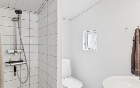 Ami - 850M from the Sea: Væg, Træ, Sanitærarmatur, Gulvbelægning, Etage, Badeværelse, Vvs, Toilet, Kompositmateriale, Loft