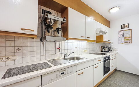 Wiesenhof: Køkken, Køkken Apparat, Større Bandage, Countertop, Køkkenvask, Cabinetry, Komfur, Indretning, Gulvbelægning, Lejlighed