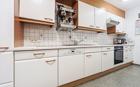 Wiesenhof: Køkken, Køkken Apparat, Større Bandage, Countertop, Køkkenvask, Håndvask, Cabinetry, Tap, Sanitærarmatur, Komfur