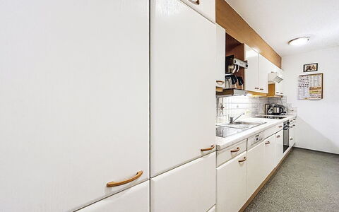 Wiesenhof: Køkken, Køkken Apparat, Gulvbelægning, Større Bandage, Træ, Cabinetry, Countertop, Indretning, Etage, Loft