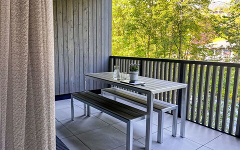 Apartment Places2Be: Træ, Møbel, Etage, Udendørs Møbler, Stol, Udendørs Bord, Veranda, Dæk, Hårdttræ, Skygge