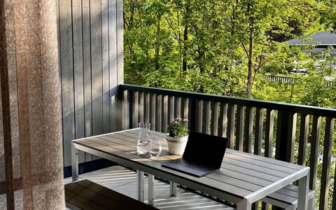 Apartment Places2Be: Møbel, Træ, Bord, Udendørs Møbler, Stol, Udendørs Bord, Veranda, Køkken & Spisebord, Skygge, Hårdttræ
