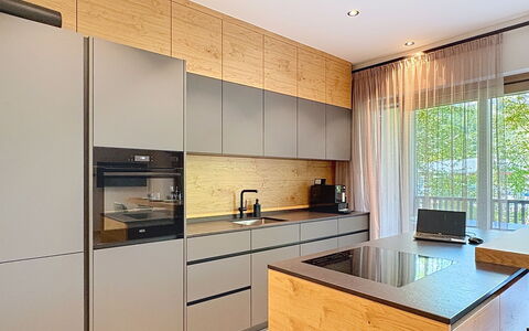 Apartment Places2Be: Køkken, Countertop, Køkken Apparat, Gulvbelægning, Træ, Cabinetry, Indretning, Møbel, Større Bandage, Etage
