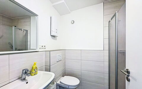 Cozy Home Lahnstein: Gulvbelægning, Sanitærarmatur, Badeværelse, Indretning, Etage, Håndvask, Vvs, Tap, Loft, Badeværelsesvask