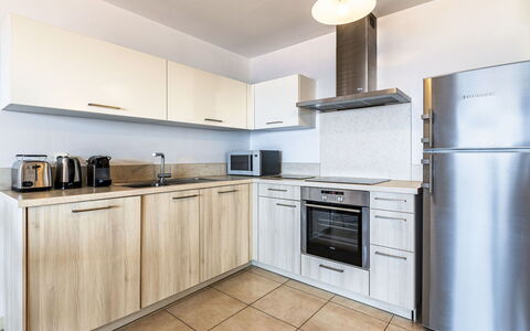 Diana: Gulvbelægning, Indretning, Køkken, Større Bandage, Countertop, Køkken Apparat, Træ, Cabinetry, Etage, Værelse