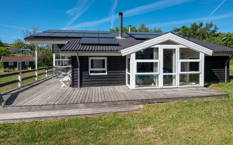 Fria - 200M from the Sea: Hjem, Hus, Tag, Sommerhus, Dør, Veranda, Sidespor, Garden Bygninger, Estate, Skygge