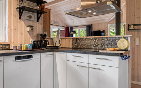 Ferdine - from the Sea: Køkken, Træ, Større Bandage, Countertop, Køkken Apparat, Indretning, Sanitærarmatur, Gulvbelægning, Cabinetry, Håndvask