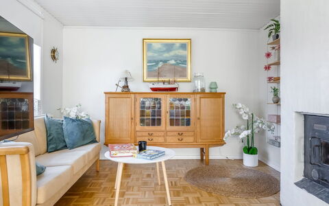 Antero - 600M from the Sea: Møbel, Indretning, Gulvbelægning, Væg, Etage, Træ, Stue, Værelse, Belysning, Couch