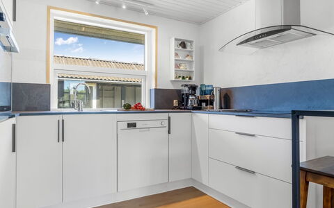 Antero - 600M from the Sea: Køkken, Gulvbelægning, Countertop, Køkken Apparat, Indretning, Større Bandage, Cabinetry, Træ, Etage, Husholdningsapparat