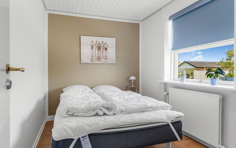 Antero - 600M from the Sea: Møbel, Indretning, Seng, Gulvbelægning, Etage, Soveværelse, Træ, Textile, Sengetøj, Sengetøj