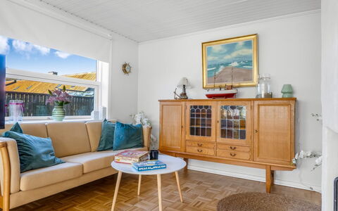 Antero - 600M from the Sea: Møbel, Indretning, Gulvbelægning, Etage, Væg, Couch, Træ, Loft, Trægulve, Stue