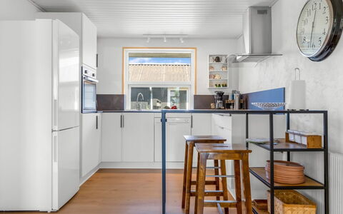 Antero - 600M from the Sea: Møbel, Gulvbelægning, Køkken, Køkken Apparat, Indretning, Etage, Countertop, Større Bandage, Træ, Trægulve
