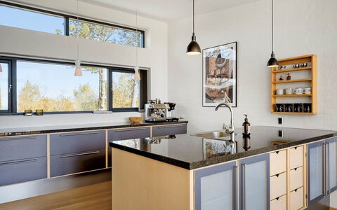 Beatrice - 100M to the Fjord: Køkken, Countertop, Indretning, Møbel, Cabinetry, Køkken Apparat, Lysarmatur, Gulvbelægning, Hjem, Loft