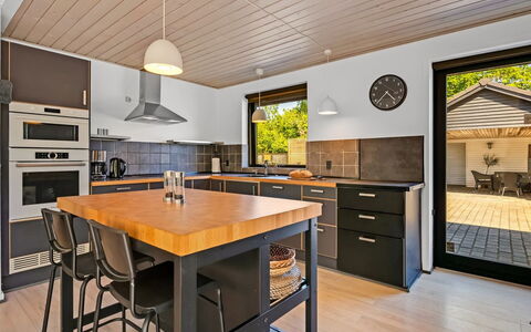Isalie - 300M from the Sea: Møbel, Indretning, Køkken, Countertop, Gulvbelægning, Træ, Loft, Cabinetry, Etage, Lysarmatur