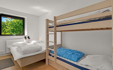 Isalie - 300M from the Sea: Køjeseng, Seng, Soveværelse, Træ, Sengetøj, Sengetøj, Sovesal, Bed Frame, Indretning, Møbel