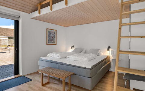 Isalie - 300M from the Sea: Træ, Gulvbelægning, Etage, Indretning, Møbel, Soveværelse, Loft, Seng, Værelse, Bed Frame