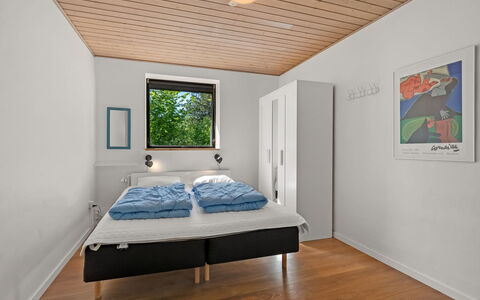 Isalie - 300M from the Sea: Indretning, Soveværelse, Træ, Seng, Loft, Etage, Møbel, Gulvbelægning, Sengetøj, Sengetøj