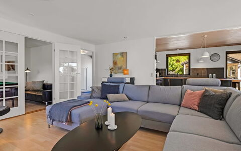 Isalie - 300M from the Sea: Møbel, Indretning, Couch, Gulvbelægning, Etage, Stue, Træ, Loft, Værelse, Lejlighed