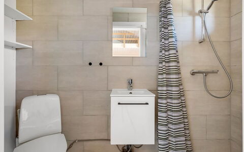 Isalie - 300M from the Sea: Toiletbræt, Badeværelse, Gulvbelægning, Toilet, Indretning, Etage, Væg, Sanitærarmatur, Flise, Vvs
