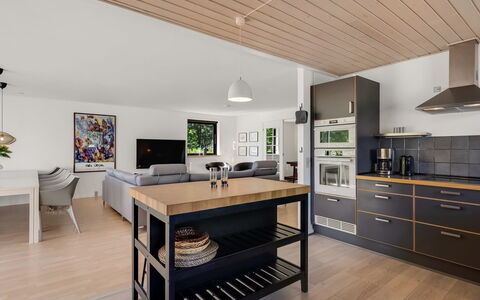 Isalie - 300M from the Sea: Møbel, Indretning, Gulvbelægning, Køkken, Countertop, Træ, Loft, Trægulve, Cabinetry, Etage