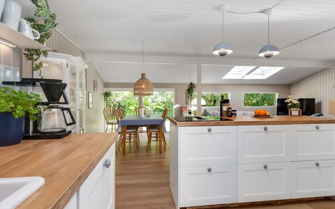 Skuli - 300M from the Sea: Køkken, Countertop, Gulvbelægning, Cabinetry, Indretning, Møbel, Træ, Køkken Apparat, Lysarmatur, Etage