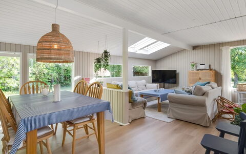 Skuli - 300M from the Sea: Møbel, Indretning, Træ, Gulvbelægning, Loft, Etage, Couch, Hjem, Stol, Stue
