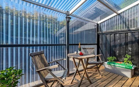Skuli - 300M from the Sea: Kompositmateriale, Metal, Blomsterkrukke, Dæk, Glas, Veranda, Skygge, Stueplante, Design, Hårdttræ