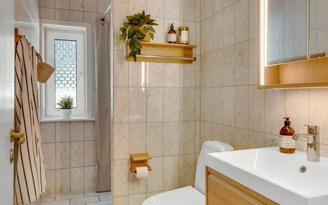 Senija - 175M from the Sea: Badeværelse, Sanitærarmatur, Gulvbelægning, Indretning, Badeværelsesvask, Håndvask, Etage, Toilet, Toiletbræt, Tap