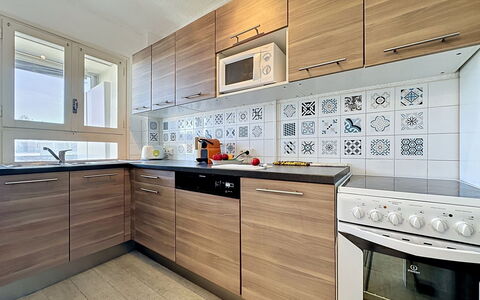 California: Køkken, Større Bandage, Cabinetry, Gulvbelægning, Træ, Køkken Apparat, Indretning, Countertop, Lejlighed, Etage