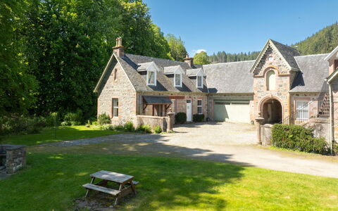 Coach House on Aigas Golf Course: Bygning, Græs, Vindue, Hus, Tag, Hjem, Busk, Sommerhus, Landskab