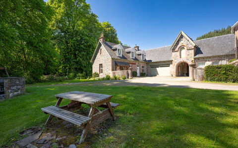 Coach House on Aigas Golf Course: Græs, Hus, Hjem, Tag, Arkitektur, Busk, Landskab, Sommerhus, Almindeligt, Landdistrikt