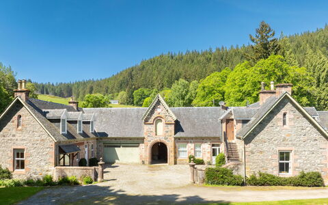Coach House on Aigas Golf Course: Hus, Tag, Busk, Sommerhus, Estate, Hjem, Stuehus, Have, Mansion, Lawn
