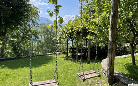 Il Cervo: Forår, Have, Skygge, Svinge, Lawn, Parkere, Udendørs Møbler, Backyard