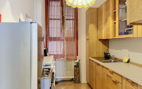 Una Finestra sul Lago: Køkken, Køkken Apparat, Countertop, Cabinetry, Større Bandage, Træ, Møbel, Indretning, Gulvbelægning, Skab