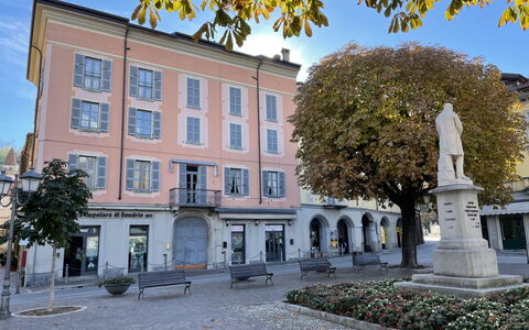 Una Finestra sul Lago: Vindue, Bygning, City, Stad, Facade, Kvarter, Offentlige Rum, Boligområde, Gade, Menneskelig Bosættelse