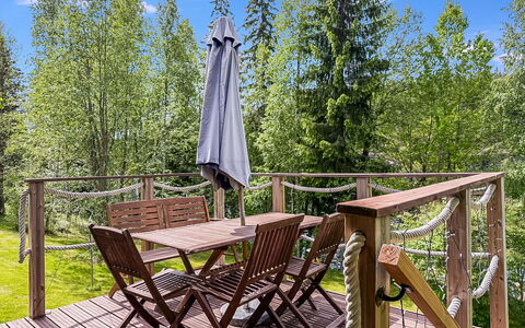 Villa Kaidanjylhä: Træ, Møbel, Hårdttræ, Stol, Dæk, Bejdse, Udendørs Møbler, Trægulve, Planke, Veranda