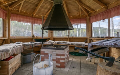 Villa Kaidanjylhä: Himmel, Møbel, Træ, Udendørs Møbler, Bord, Stol, Sky, Udendørs Bord, Hårdttræ, Planke